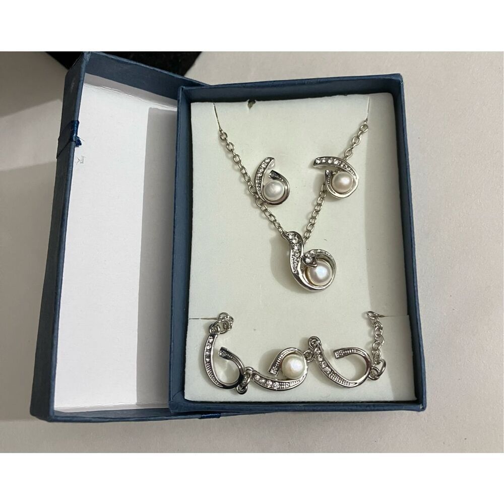 Fashion Jewelry Gift Set - Necklace, Bracelet & Earrings/ Brand New